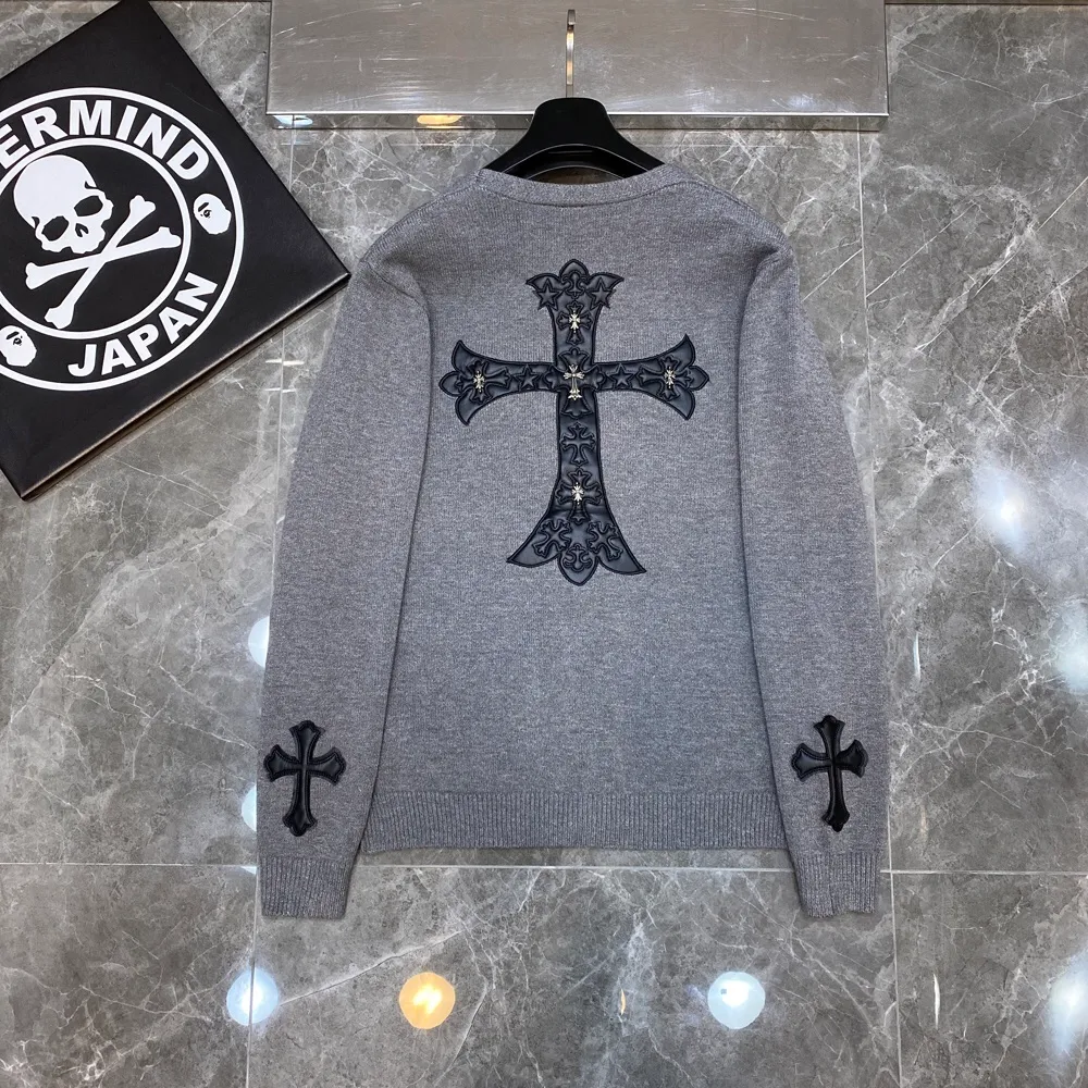 P296 Chrome Hearts 🍁Sweater series🍁 New V-neck buttoned cardigan sweater for autumn and winter. Selected high-quality wool blended knitted fabrics. Tajima machine embroidery➕ Heavy cross sheepskin patchwork craftsmanship. Total size 17 pieces of patchwork➕Customized silver-proof lattice buckle. Non-market ordinary version. 🏷Three standards complete🏷 🌈Recommended colors: black white🌈